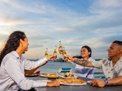 Surfside Beach Bar Aruba – Toes in the Sand, Cocktails in Hand, and Caribbean Sunset Magic